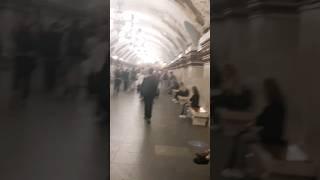 На станции метро Киевская в Москве синей ветки арбатско-покровской линии московского метрополитена