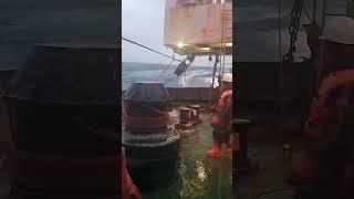 Как говорится: рыбак - дважды и трижды моряк! Опасная работа... #моряк #cargo #sailor #sail #судно