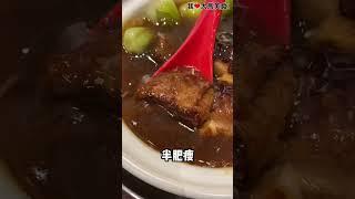 隐藏在 #Setapak热水湖新村 人多到要排队的 #湖村饭店，这里的食物便宜到让人不敢相信，一盘炒菜只卖RM11，上汤啦啦只卖RM22，味道还可以，但价钱真的！