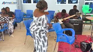 WATCH what this Woman did to her Son in Church whiles playing Bass Guitar…Beautiful