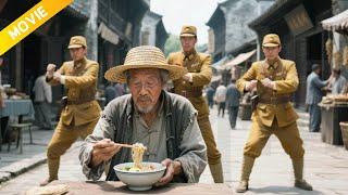 スパイたちは麺を食べている老人を嘲笑したが、実はその老人は箸一本でスパイをKOした一流の達人だった！