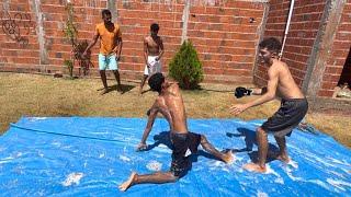 A GRANDE LUTA DE BOXE NA LONA COM SABÃO