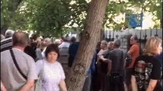 Черга людей взяти пропуск на виїзд з Маріуполя