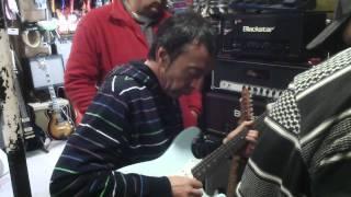 Lito Fernandez probando su E.Garcia Custom Guitars en Organigrama Guitars