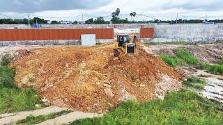 Nicely Land Filling Up Bulldozer SHANTUI DH17C2 Pouring Soil, and 20Ton Dong Feng Dump Truck Deliver