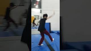 동생의 덤블링 연습