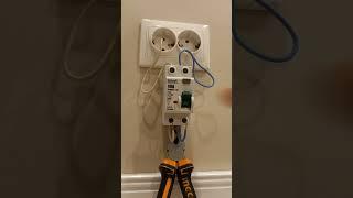 Живой пример Два пальца в розетку!! Не повторять!!#электричество #electrician #электропроводка