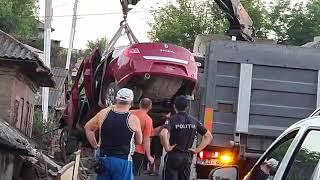 Un Renault a distrus gardul și s-a proiectat într-o casă din Soroca