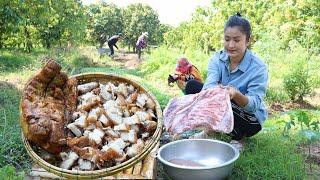 Yummy crispy pork cook in my mango farm - Country chefs