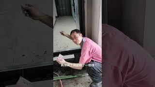 来看看这师傅贴地砖是如何起头的！#贴砖技巧 #地砖怎么铺贴 #施工现场实拍 #装修 #贴砖