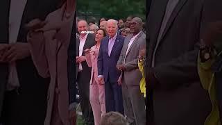 Biden é filmado 'paralisado' durante evento na Casa Branca #shorts