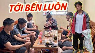 Em Sò vác "hàng nóng" đến tận nhà đội thợ để làm điều này.