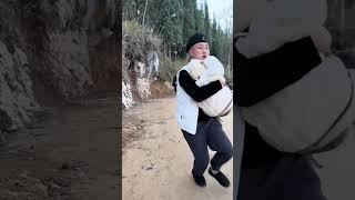 孩子路边瞬间被抱走：人贩子作案全过程曝光