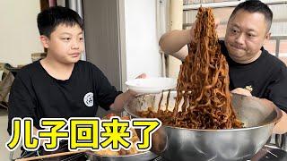 小家伙放假回来，做个大餐犒劳犒劳他，自制炸鸡火鸡面真过瘾【胖龙的小生活】