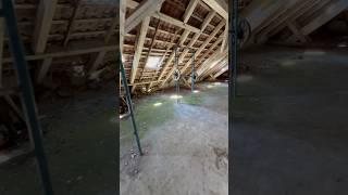 Auf dem Dachboden fanden wir ein paar Sportgeräte. Der Lichteinfall war einmalig…#lost #abandoned