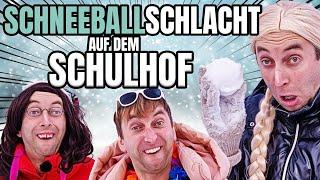 Sandra, Lexa und Mareike machen eine verbotene Schneeballschlacht auf dem Schulhof | Freshtorge