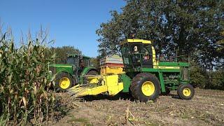 Mais hakselen met een 4 rij John Deere 5400 hakselaar, een klassieker uit de jaren 70 (2024)