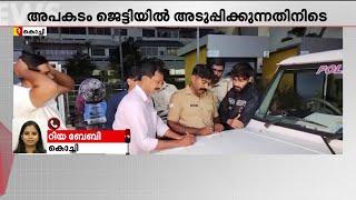 വാട്ടർ മെട്രോ ജെട്ടിയിലേക്ക് അടുപ്പിക്കുന്നതിനിടെ അപകടം; രണ്ട് പേർക്ക് നിസാര പരിക്ക്