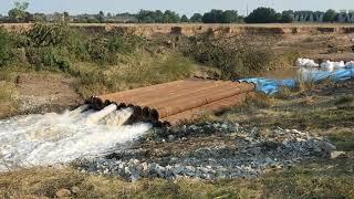 Deichbau bei der Kiesgrube in Erftstadt-Blessem an der A1, DLRG, Feuerwehr und Bundeswehr, 23.07.21