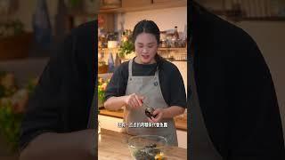 喜欢吃蚝仔烙的姐妹一定要试试这个紫菜鱿鱼烙，外酥里嫩、满口留香特别好吃。#紫菜鱿鱼烙 #家常美食