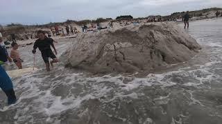 Insolite, Pors Carn , Tsunami Breton un bodyboarder s'explose la tête contre un château de sable