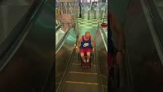 Если в метро нет лифта? Можно воспользоваться эскалатором