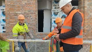 На Хмельниччині під час тренінгу будівельники відпрацювали безпечне виконання робіт на висоті