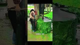 一大块翡翠 #玉石 #翡翠手鐲 #翡翠 #jade #玉 #珠寶 #翡翠手镯 #帝王绿 #翡翠原石