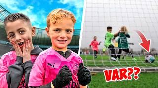 Kids Van Dutch Performante & Familie Lakap Scoren Erop Los En Vallen Keeper Tegenstander Aan.