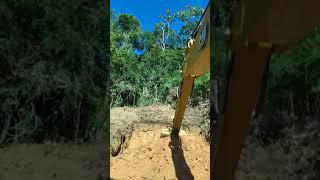 Escavadeira hidráulica CAT D2L... serviço em morro... Op Joel 