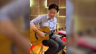 Singaporean Prime Minister plays guitar like a boss!