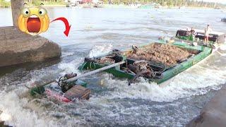 [901] A steel boat filled with river sand passed through the dangerous dam gate