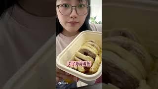 VLOG｜三里屯打工人的一天▪️浅浅打卡一下上海婶子的绿豆冰沙▪️午饭吃海南鸡饭▪️晚饭在公司楼下炫披萨哈哈哈哈回家路上经过一个立交桥，桥底下好多叔叔阿姨在唱歌跳舞，真是热爱生活的一群人！我老了