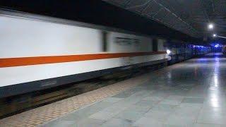 WAP7 - WAP4 - WAM4 Hauling SuperFast Trains At Night !!