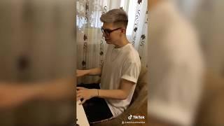 Денис Ивахненко поёт песню для телеканала "Пятница" TikTok