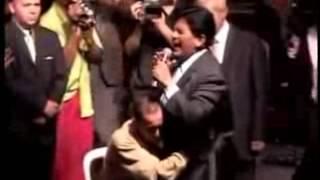 Pastor Gilmar Santos come a mascara de um canceroso, e o milagre acontece.