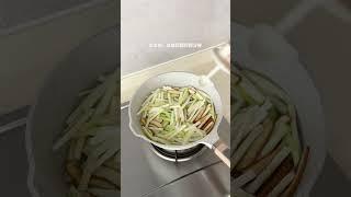 90后独居，一人食。二十八元晚餐，番茄酸汤鱼片、韭黄炒香干。#美食 #美食教程 #dinner #lunch #food
