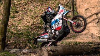 Africa Twin z roku 1999 se zdvihy 300 mm sbírá poháry na amatérských soutěžích