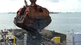 Grab dredger "GOSHO" a 200 cubic meter huge grab bucket performance