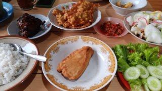MAKAN MAKANAN KHAS BETAWI DI RUMAH MAKAN SAUNG BABEH SETU