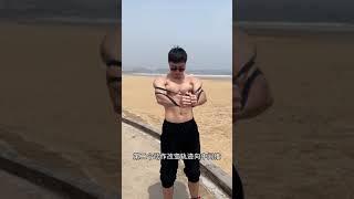 如何用一根弹力带练出好看又饱满的胸肌，这几个动作帮你#胸肌训练 #春日健身打卡