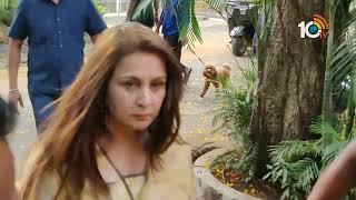 Bollywood Actress Poonam Dhillon Spotted At Yash Chopra House | 10TV Live