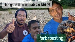 Met ​⁠​⁠@GijumBomnyo aka abibas bhaiya, such a kind hearted person// roasted pork at nari river.