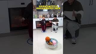奶奶带娃正确打开方式 奶奶带娃正确打开方式，生活中简单的道具都能带孩子嗨起来！远离手机和电视，做到有效陪伴，爸爸妈妈们还在等什么呢️点赞收藏起来带孩子动起来
