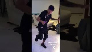 Em recuperação, Neymar dança com uma perna só na festa da irmã