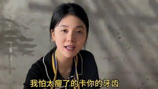 吉连烤腊肉给叔叔吃