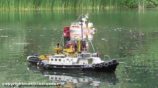 Excited model boat ride on the lake. / Endspanntes Modellboot fahren auf dem See.