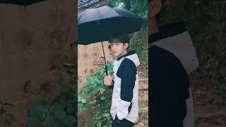 “独自撑伞的日子，记得大步向前”撑伞的彬彬很好看#张彬彬