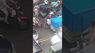 Raksha driver|| road fight 8 Mozang Road Lahore||Near by High court Lahore