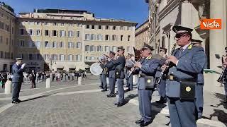 La banda della Guardia di Finanza suona Morricone in piazza a Montecitorio